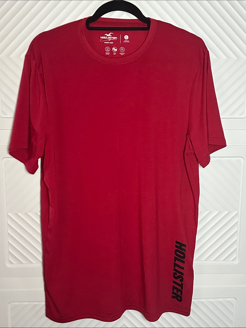 Hollister Men's Deep Red Short Sleeve Crew Tee with Side Logo